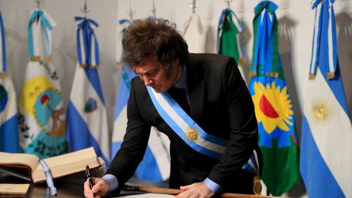Javier Milei, presidente da Argentina, assinando documento.