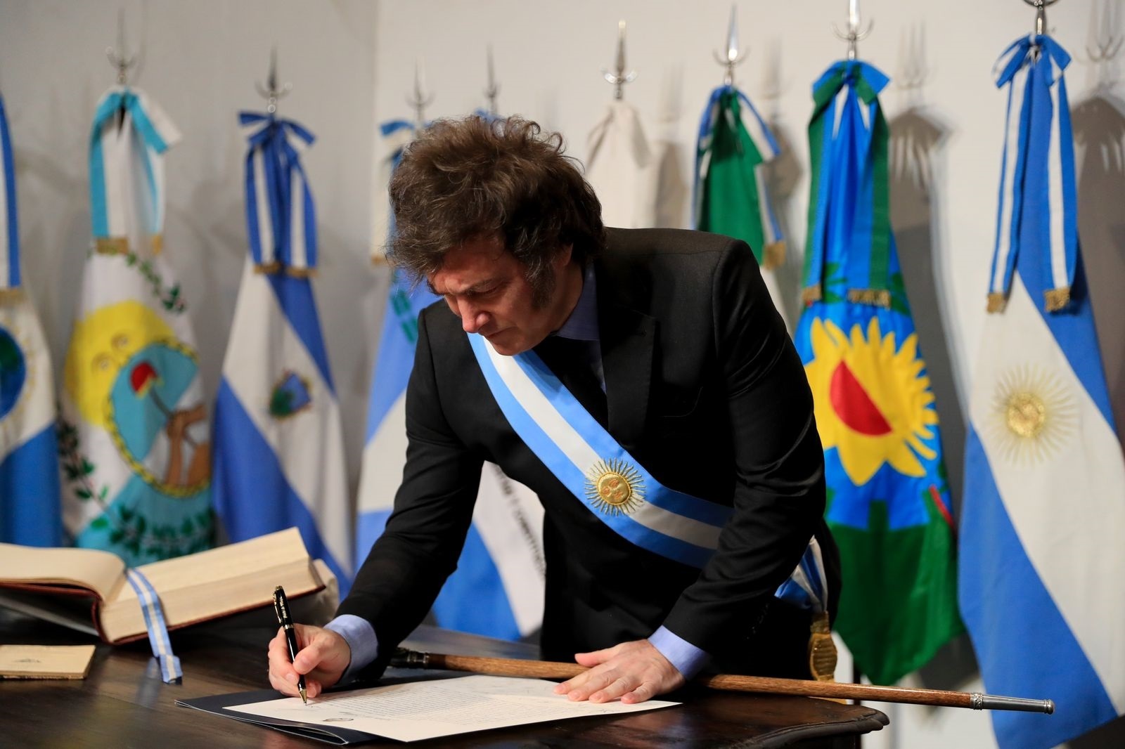 Javier Milei, presidente da Argentina, assinando documento.