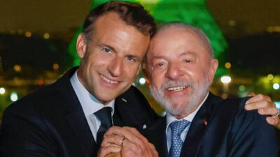Presidente da República, Luiz Inácio Lula da Silva ao lado do presidente da França, Emanuel Macron, durante visita na Torre Eiffel iluminada com as cores do Brasil.