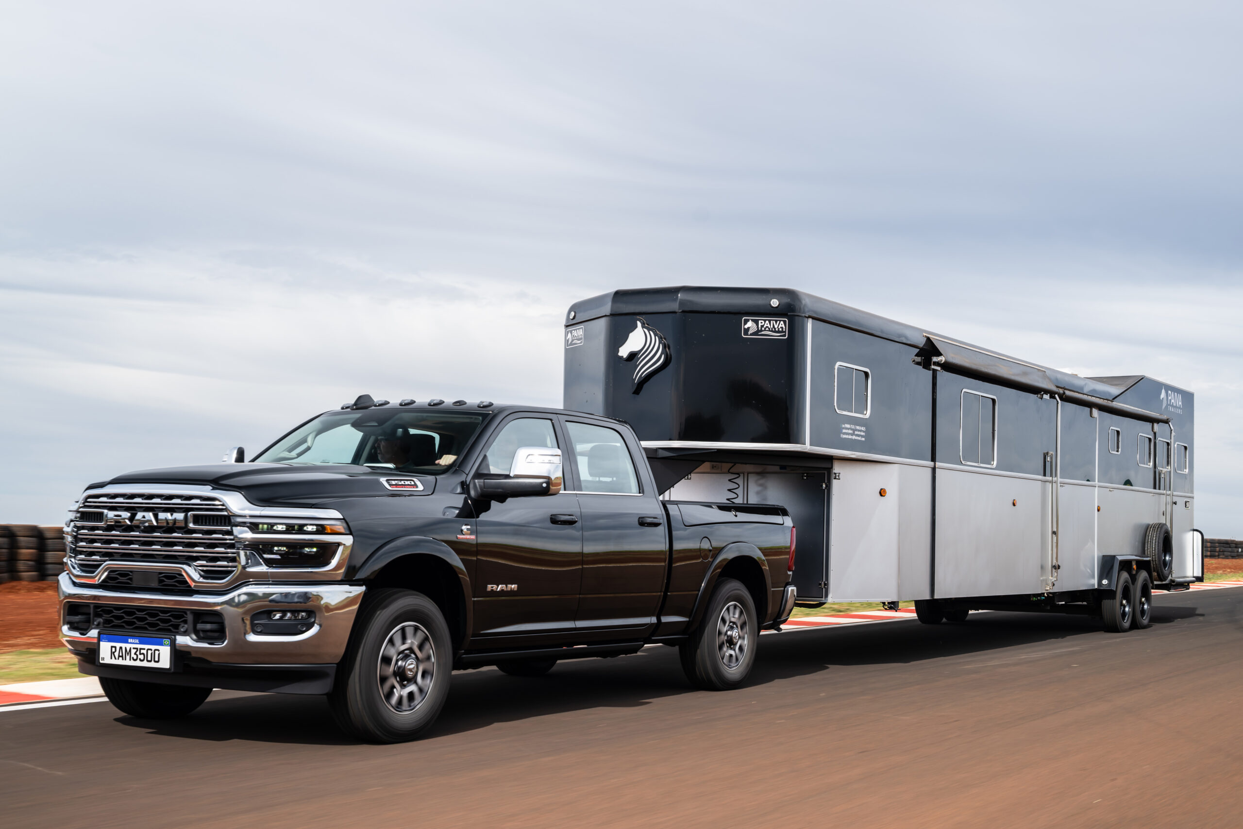 Nova Ram 3500 Longhorn puxando trailer