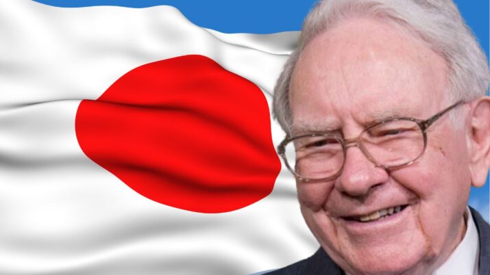 O bilionário Warren Buffett aparece no lado direito da foto que tem como fundo a bandeira do Japão