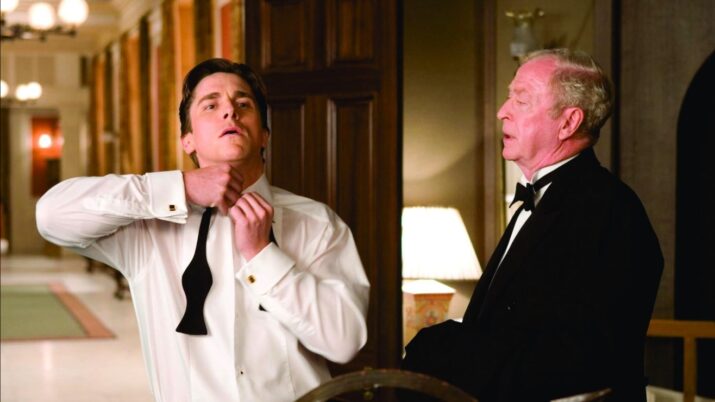 Christian Bale como Bruce Wayne e Michael Caine como Alfred no filme Batman Begins