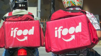 Entregadores do iFood em suas motos.
