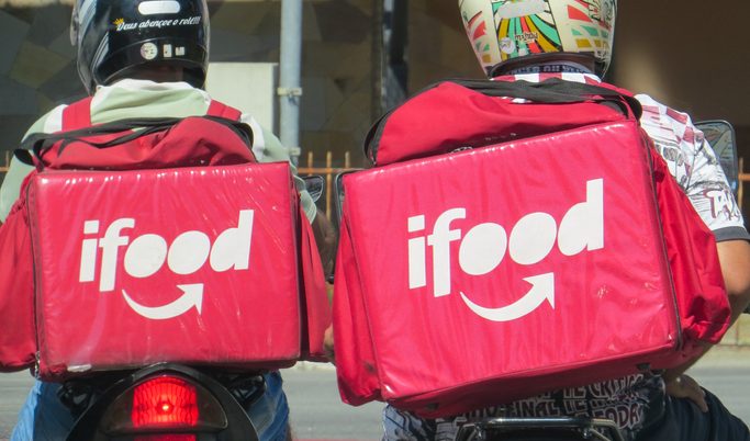 Entregadores do iFood em suas motos.