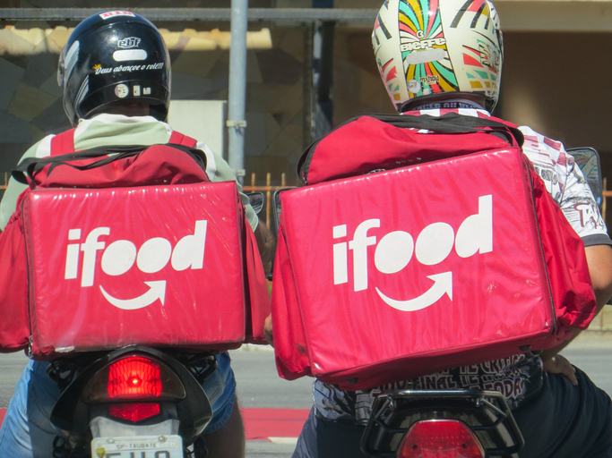 Entregadores do iFood em suas motos.