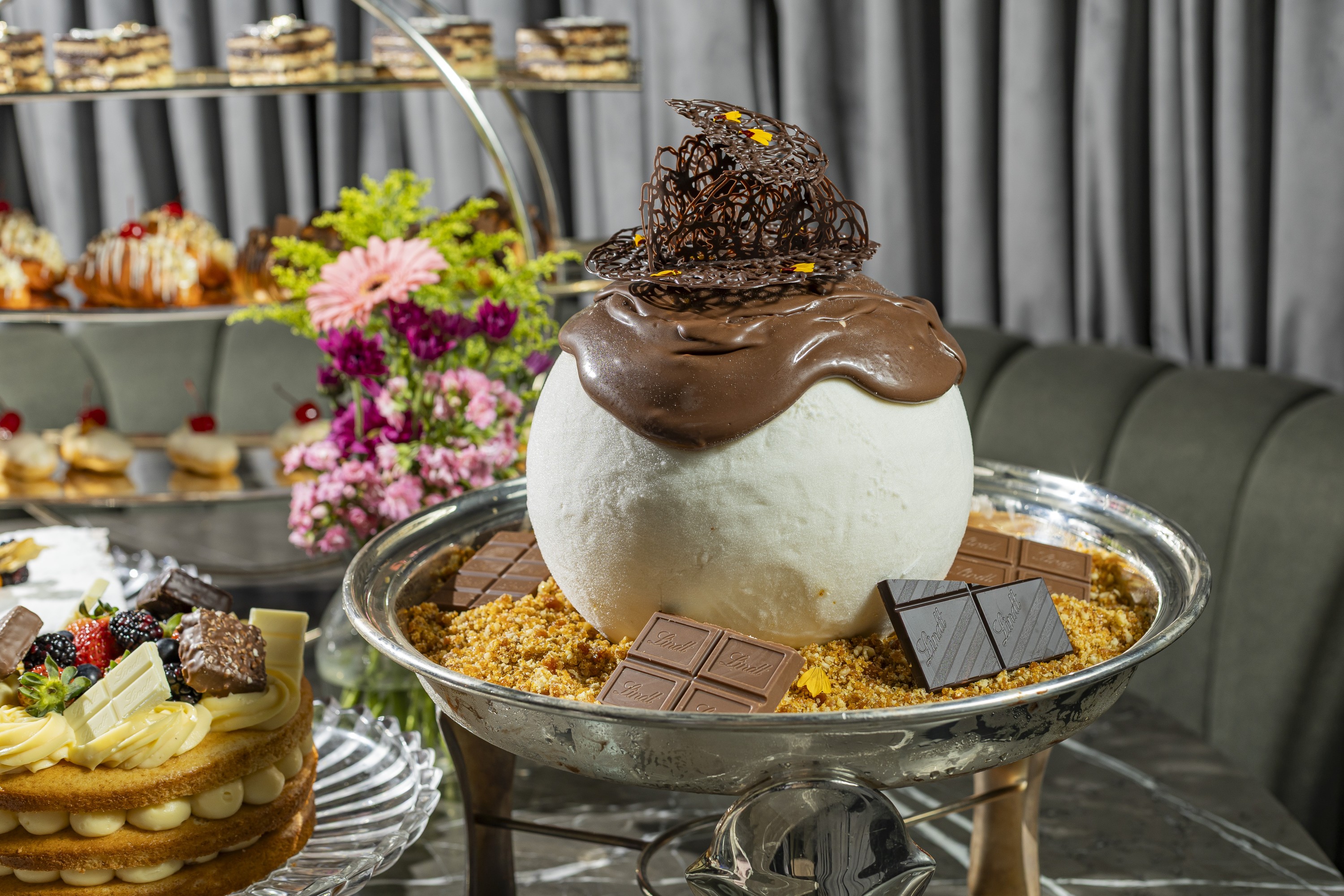 O sorvete de vanilla com calda de chocolate Lindt