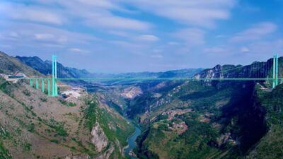 A ponte Huajiang Grand Canyon, localizada na província de Guizhou, na China
