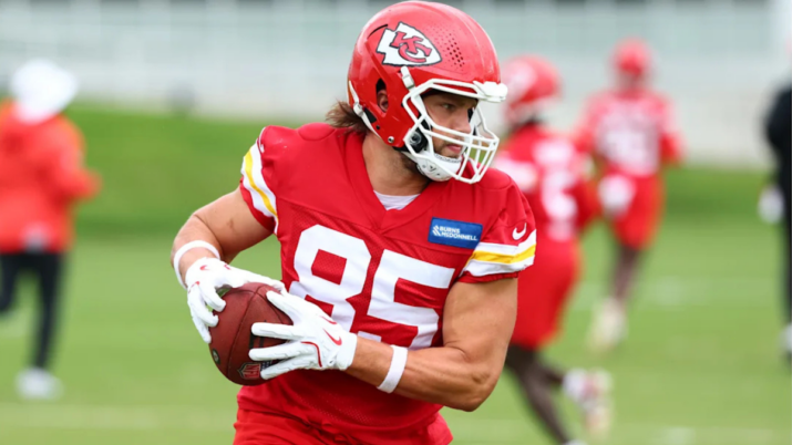 Robert Tonyan (85), tight end do Kansas City Chiefs, em ação durante o treino