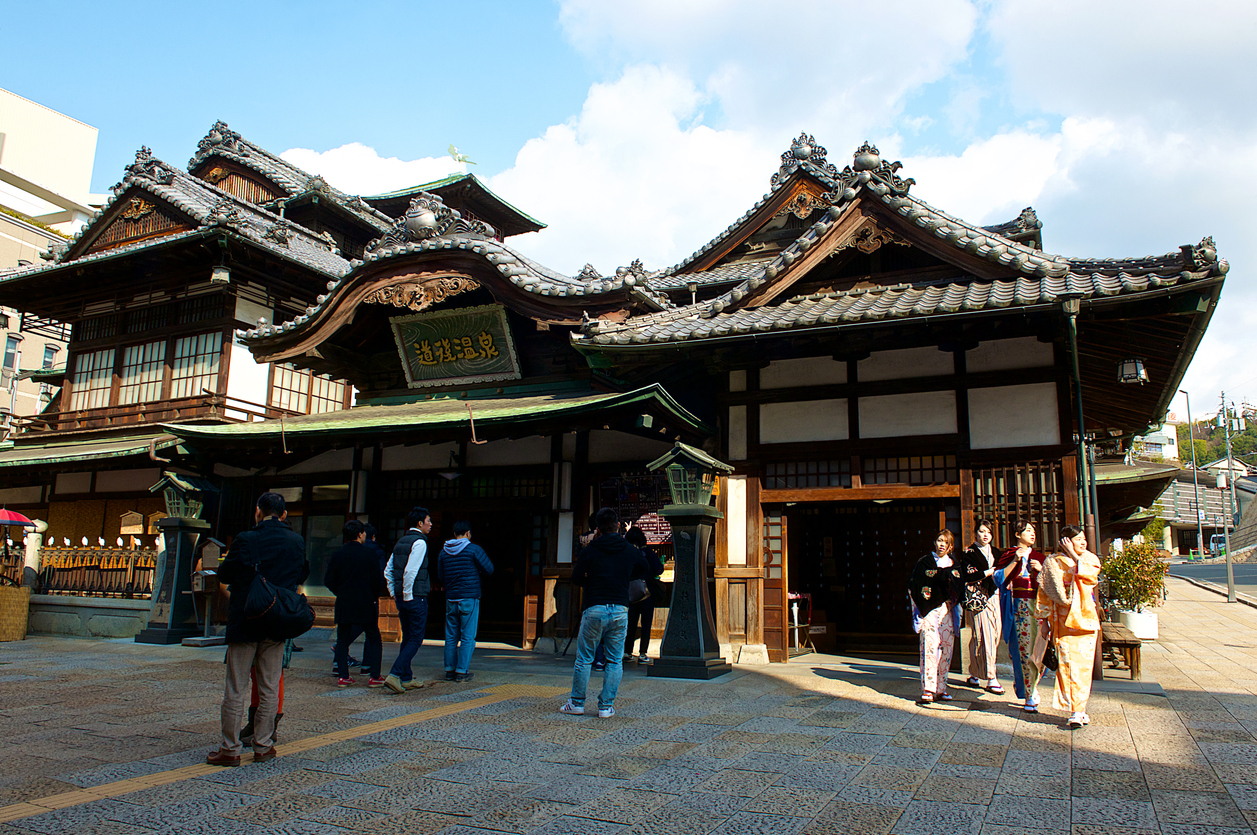 Dōgo Onsen Honkan em Matsuyama, no Japão