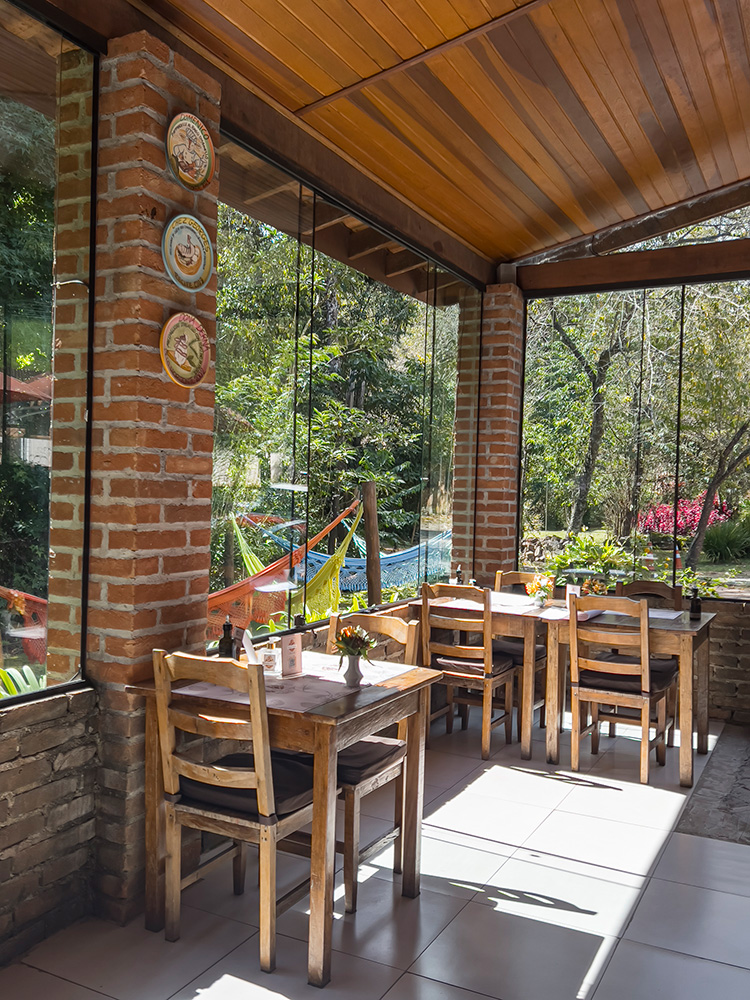 Um dos destaques do Donna Pinha é a vista para a Serra da Mantiqueira