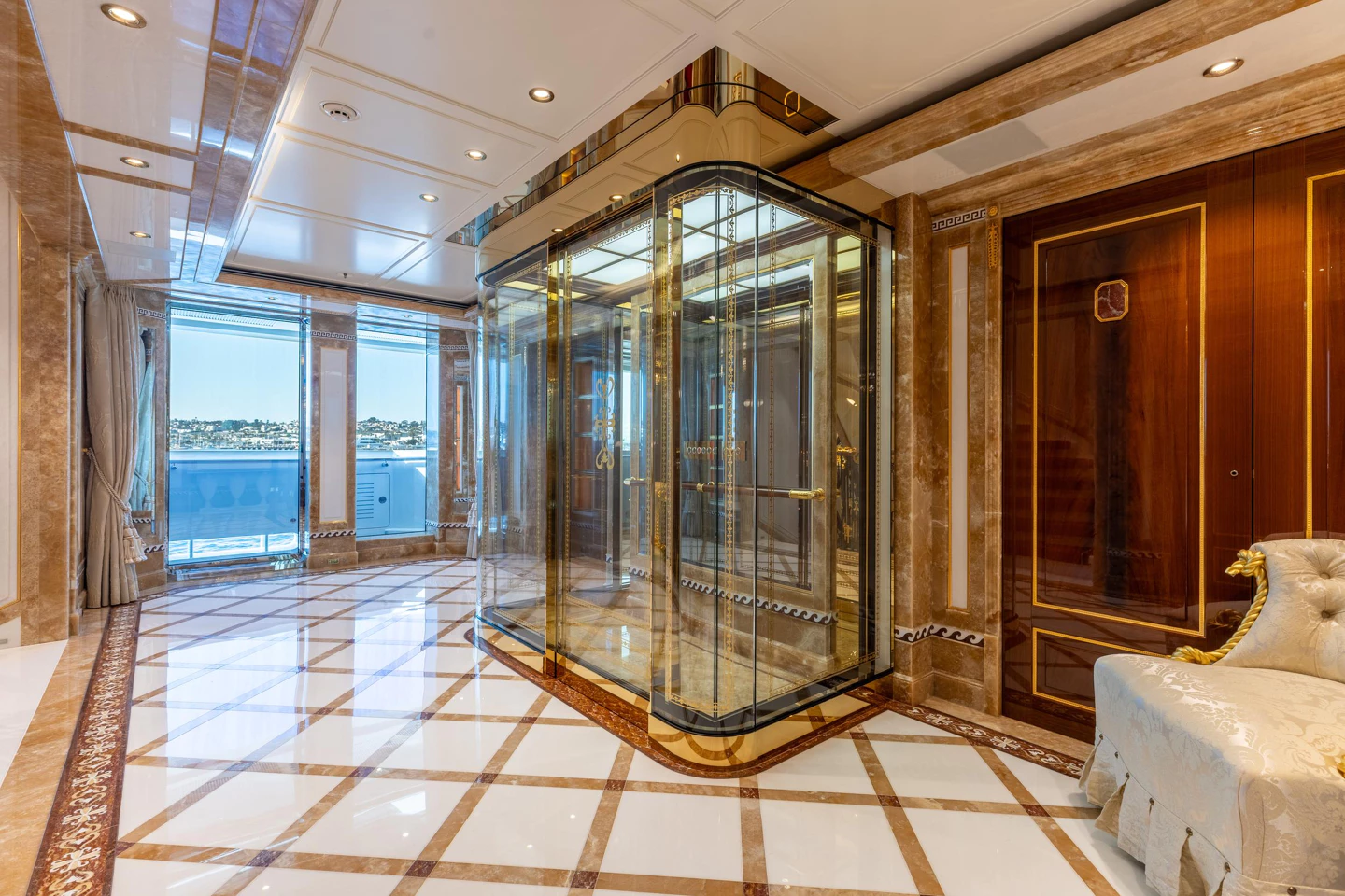 O megaiate conta até mesmo com elevador a bordo