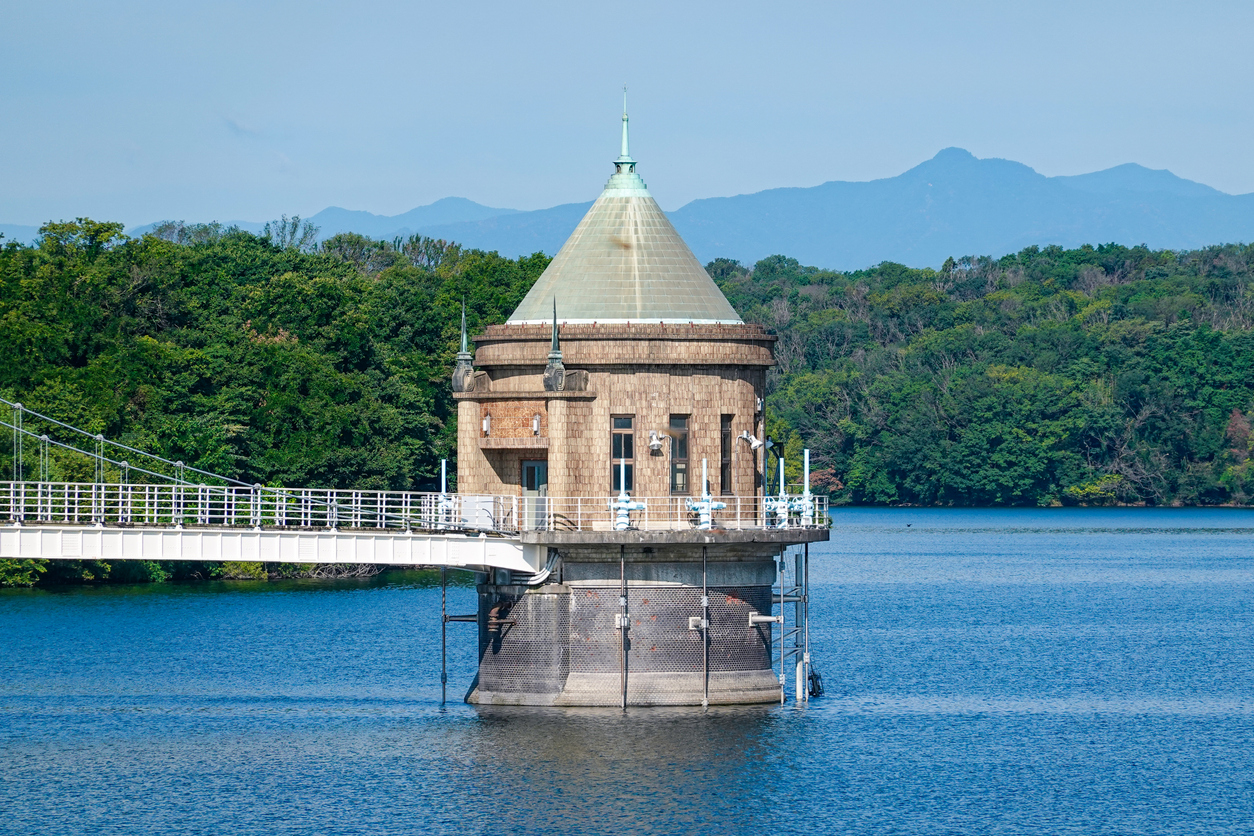 Torre de captação de água do Reservatório de Yamaguchi, conhecido como "Lago Sayama", que abastece os moradores das cidades de Tokorozawa e Iruma, na província de Saitama