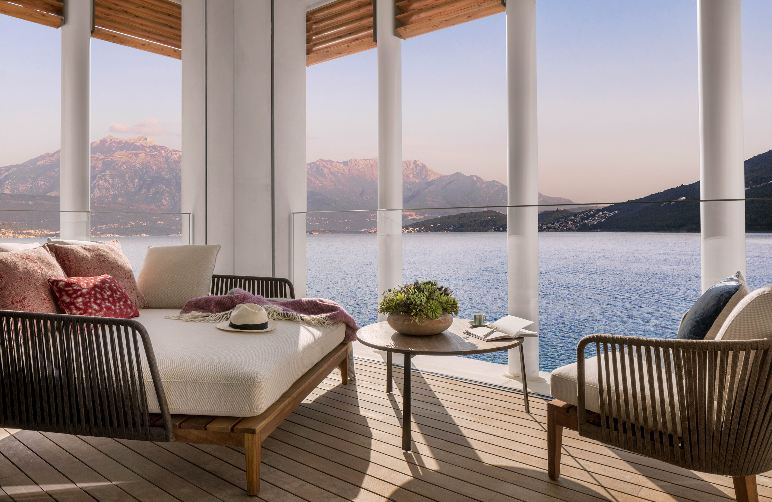 O spa Chenot Espace tem vista para Baía de Kotor