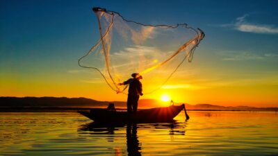 Pescador em um rio