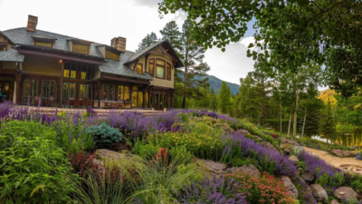 A residência tem uma localização privilegiada que inclui a exuberância da natureza e proximidade ao centro de Aspen ( (Foto: Divulgação/ Sotheby’s)