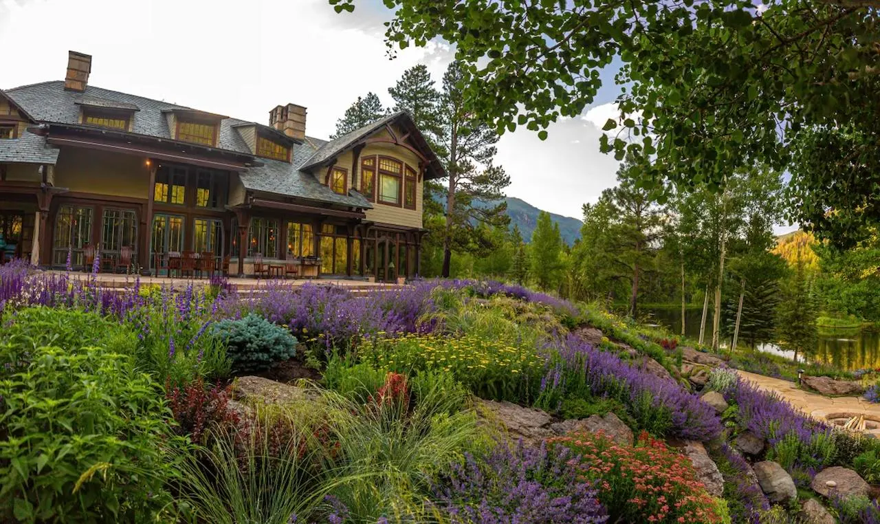 A residência tem uma localização privilegiada que inclui a exuberância da natureza e proximidade ao centro de Aspen ( (Foto: Divulgação/ Sotheby’s)