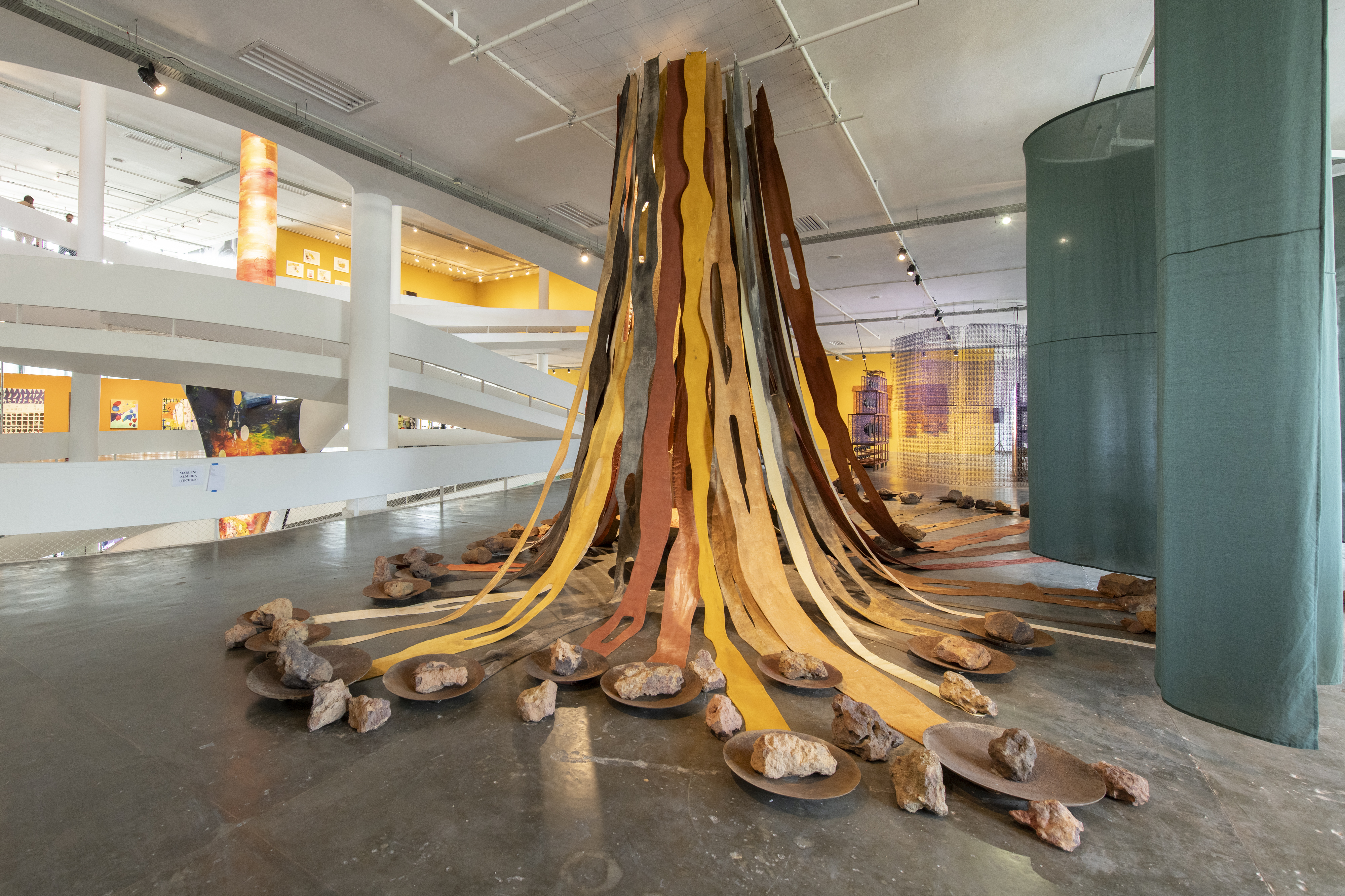 Vista da instalação de Marlene Almeida durante a 36ª Bienal de São Paulo (Levi Fanan / Fundação Biena)