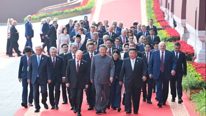 Foto mostra dezenas de autoridades caminhando em um tapete vermelho. Do lado esquerdo, em primeiro plano, o russo Vladimir Putin; ao centro, chinês Xi Jinping; e do lado direto, Kim Jong-un