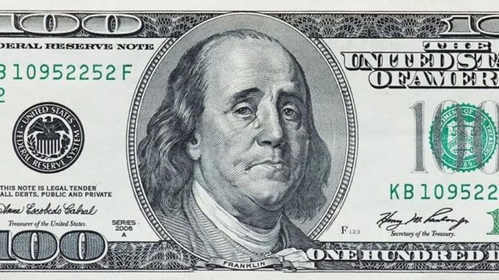 Cédula de 100 dólares americanos com o retrato de Benjamin Franklin, símbolo da moeda dos EUA usada como referência mundial em câmbio, comércio internacional e investimentos.