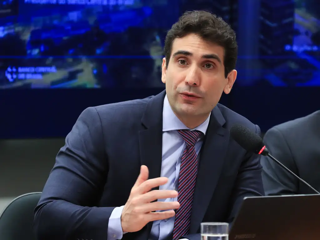 Imagem da Notícia: “Banco Central é um transatlântico”: Galípolo sinaliza cortes da Selic, mas evita decisões precipitadas