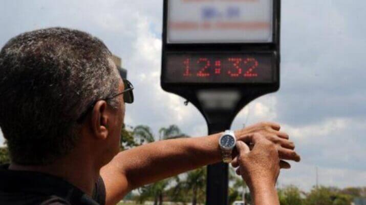 Comissão aprova projeto que proíbe o horário de verão em todo o país, mas deixa brecha para crises energéticas