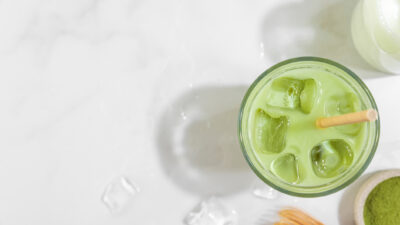 O matcha se destaca entre os consumidores, uma vez que a bebida é associada a um movimento cultural de “pequenos mimos” (Foto: iStock / samael334)