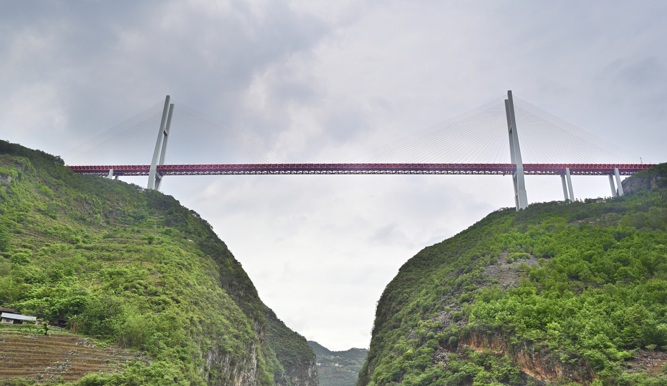 A ponte Beipanjiang, antiga detentora do título de ponte mais alta do mundo