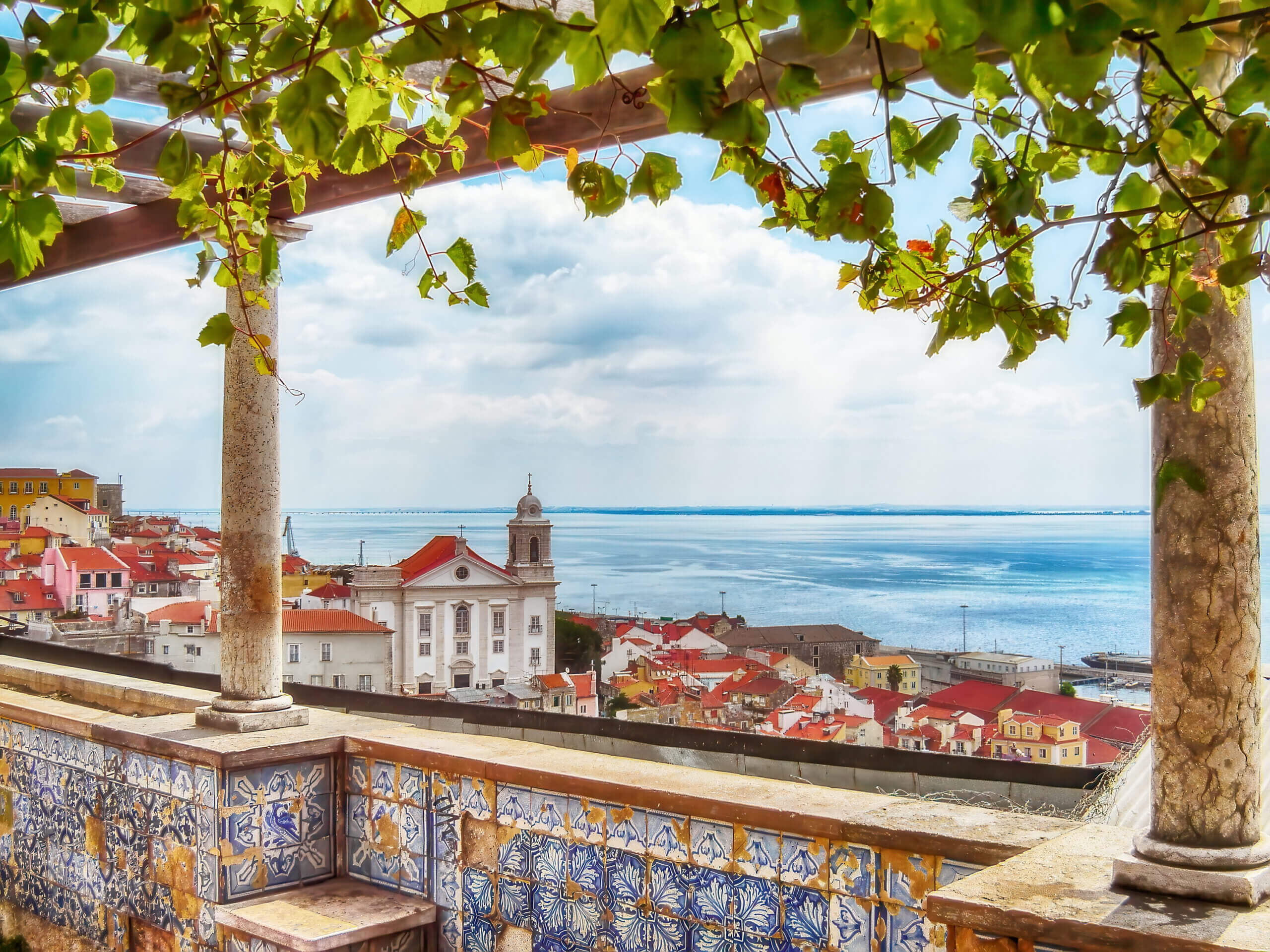 Miradouro de Santa Luzia, na cidade de Lisboa