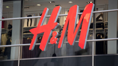O relatório divulgado hoje (25) pela H&M afirma que a chegada da marca no Brasil foi muito bem recebida pelos clientes