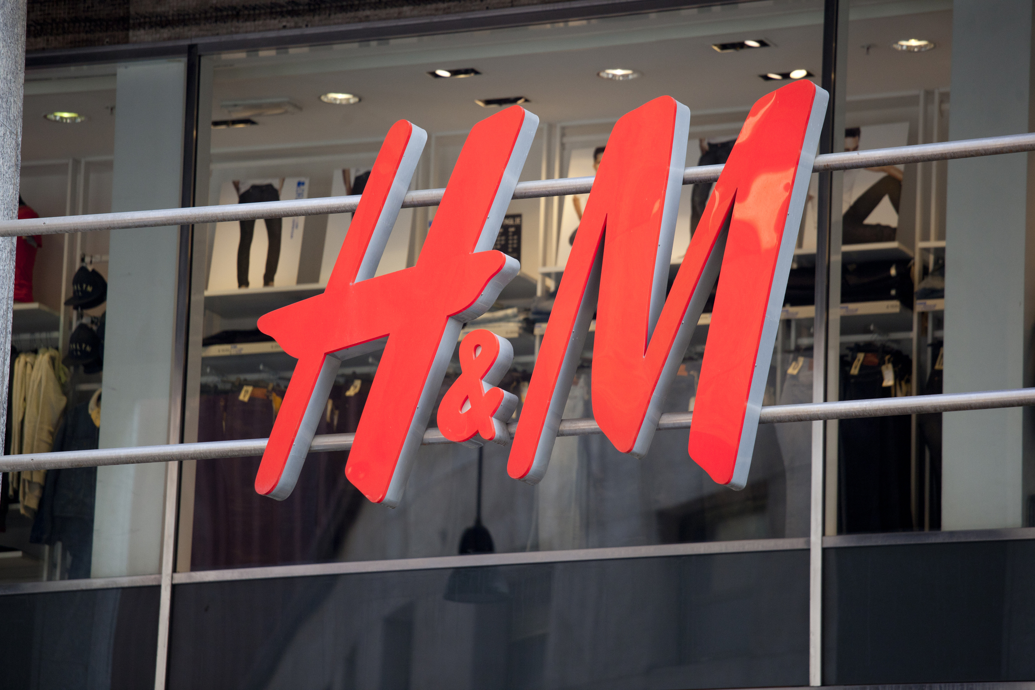 O relatório divulgado hoje (25) pela H&M afirma que a chegada da marca no Brasil foi muito bem recebida pelos clientes