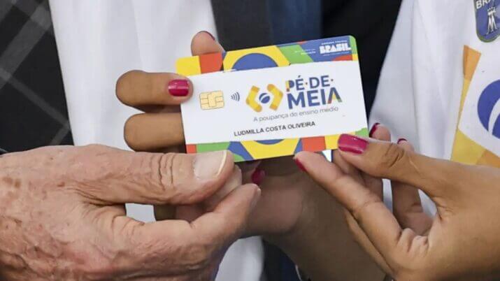 Pé-de-Meia: programa federal que financia a permanência de estudantes no ensino médio público