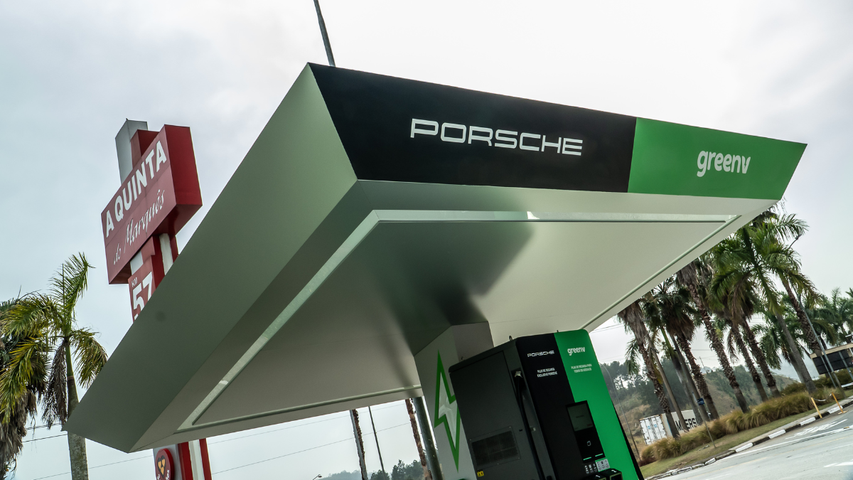 Cada estação prevista pela Porsche terá dois plugues, um exclusivo para a marca e outro aberto às demais