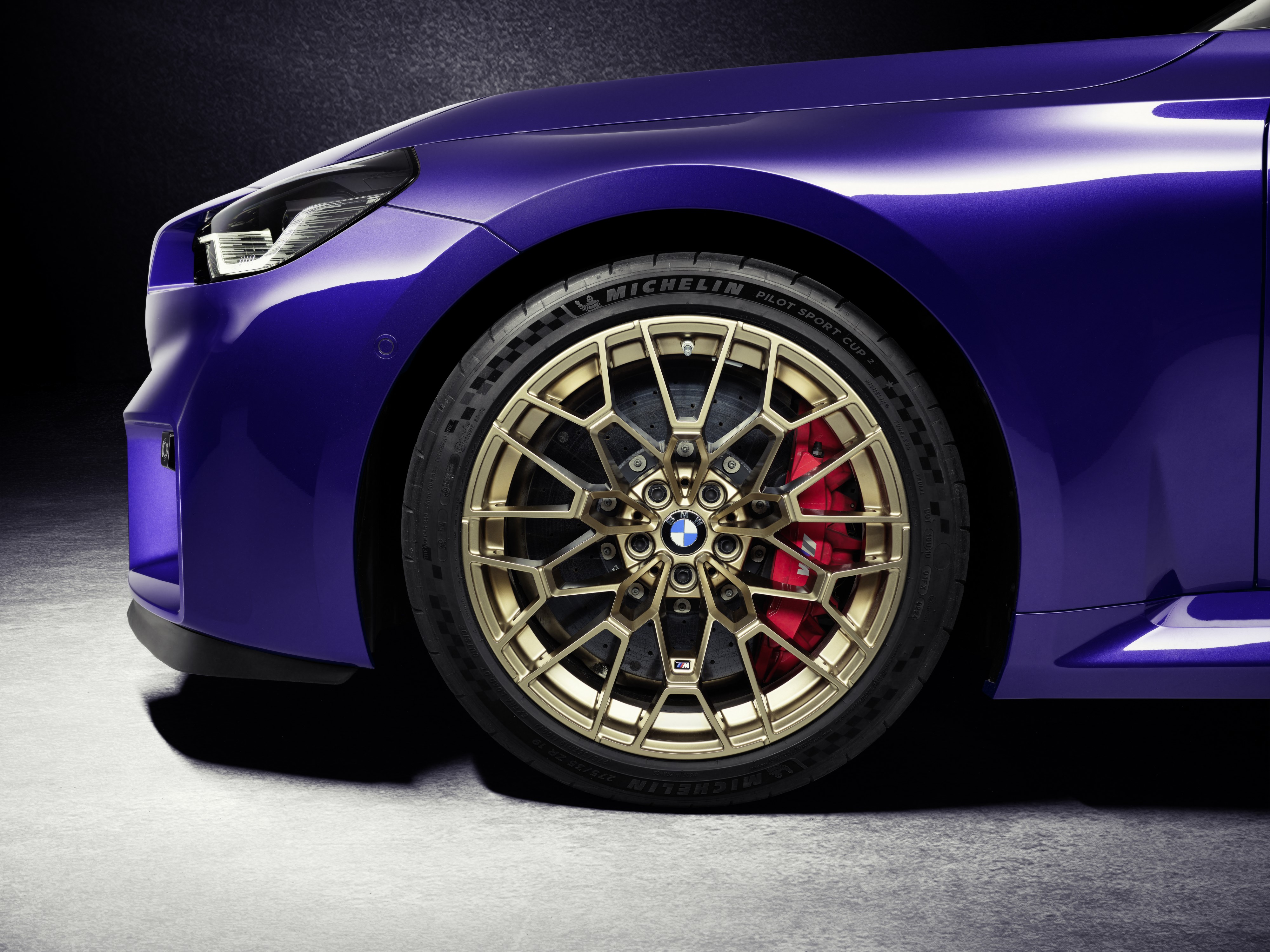 BMW M2 CS - rodas douradas de 19 polegadas