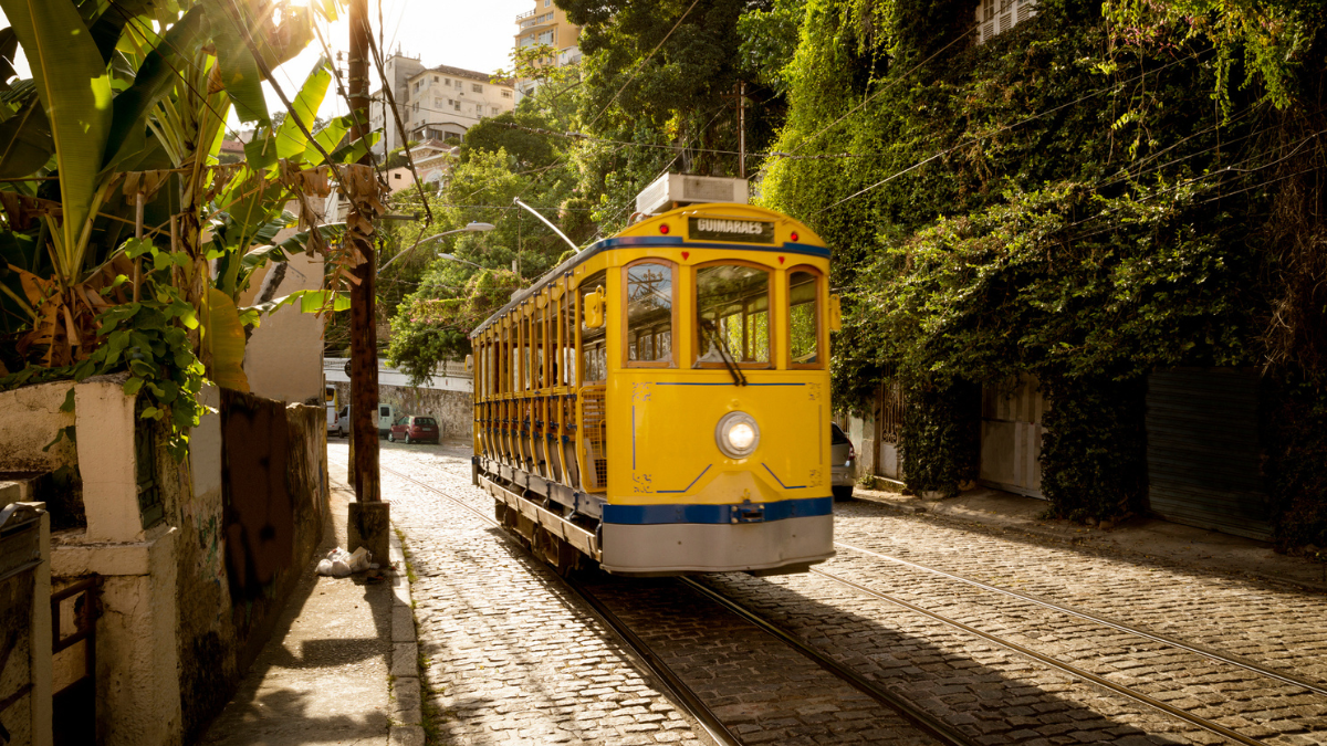 Velho eléctrico amarelo no distrito de Santa Teresa