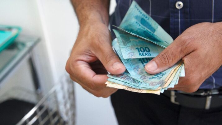 Pessoa contando notas de dinheiro