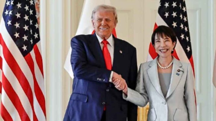 Presidente dos EUA, Donald Trump aperta a mão da primeira-ministra japonesa, Sanae Takaichi, durante visita do norte-americano ao país asiático