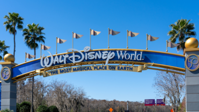 A Disney buscou compensar a alta no preço dos ingressos com o anúncio de novos pacotes de descontos para 2026