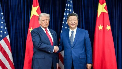 Presidentes dos EUA, Donald Trump, e da China, Xi Jinping, apertam as mãos após encontro na Coreia do Sul