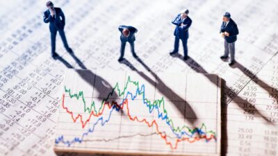 Empresários olhando para gráficos de mercado.
