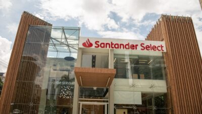 Fachada de agência Select do Santander Brasil (SANB11).