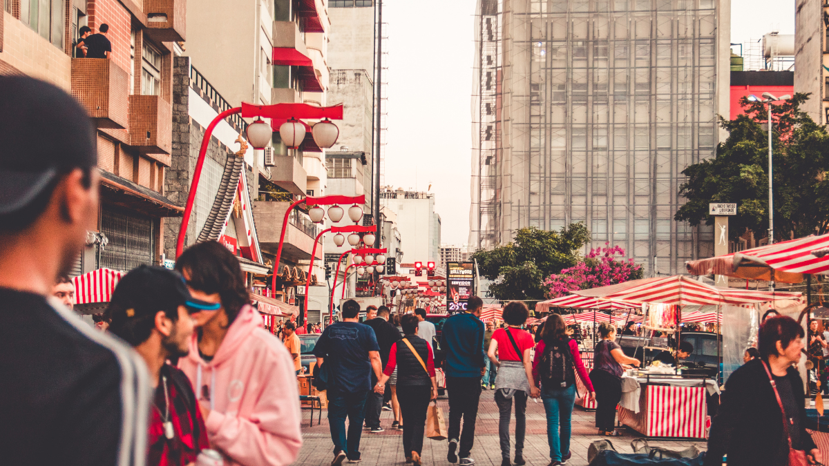 A Feira da Liberdade, com comida de rua, é um dos destaques gastronômicos
