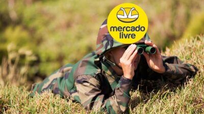 Soldado com logo do Mercado Livre diante de uma trincheira