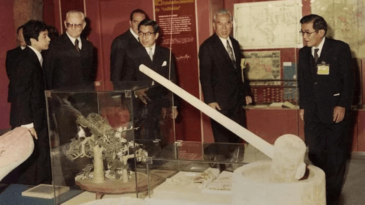 O Imperador do Japão (quando era Príncipe) durante a inauguração do Museu (18/6/1978), acompanhado pelo então presidente do Brasil Ernesto Geisel
