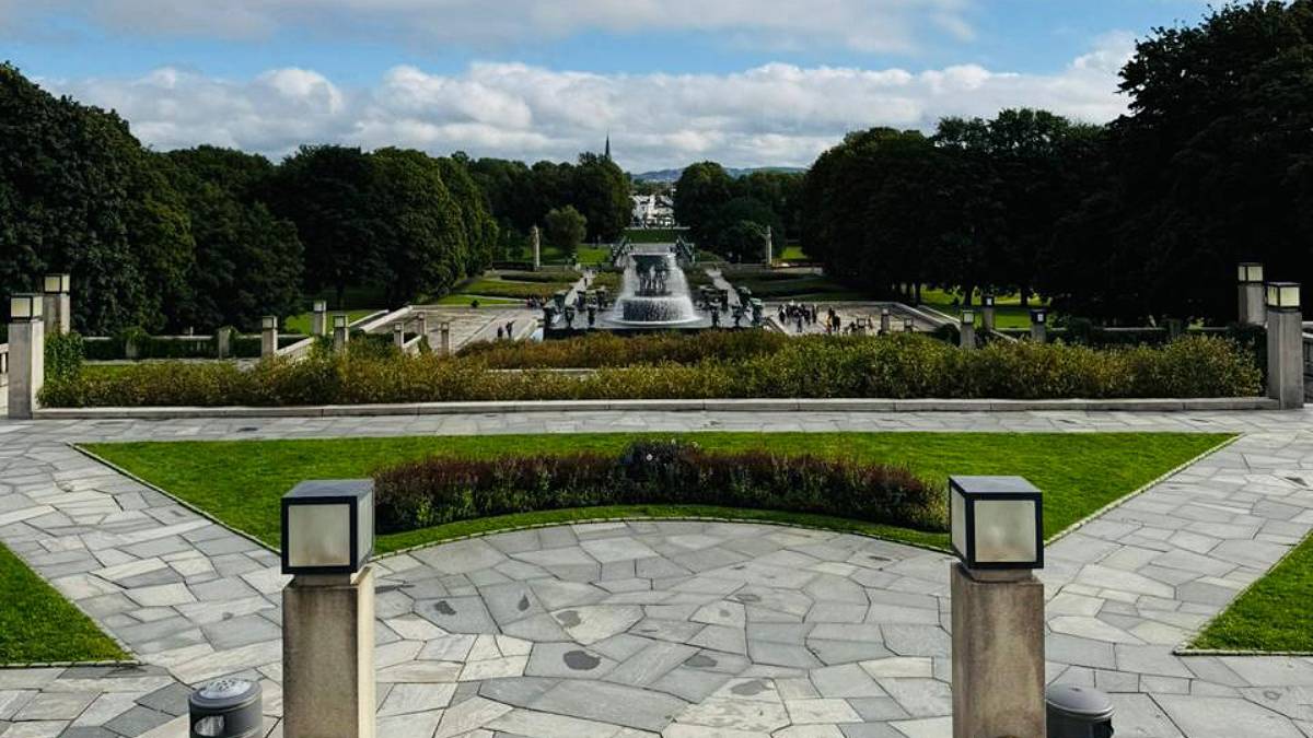 Foto do parque Vigeland, em Oslo, na Noruega, mostra uma das praças do local, com uma fonte ao fundo