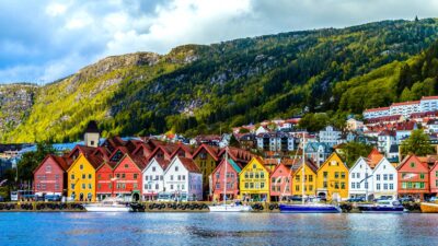 Vista de edifícios históricos em Bryggen, na Noruega