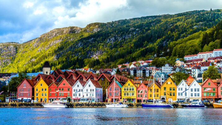 Vista de edifícios históricos em Bryggen, na Noruega