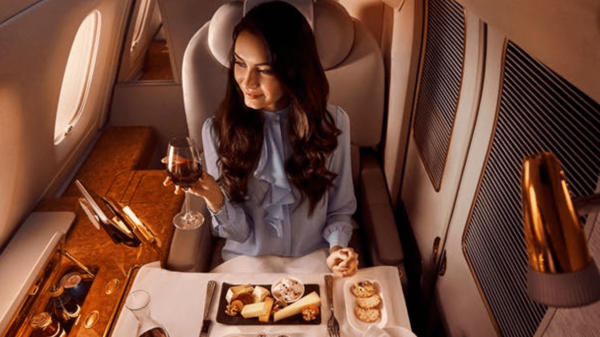 Cabine da primeira classe da Emirates da Emirates no Boeing 777-300ER