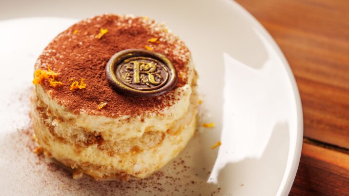 Faria Lima, o tiramisu clássico, ganha uma virada cítrica no novo menu do Rubaiyat