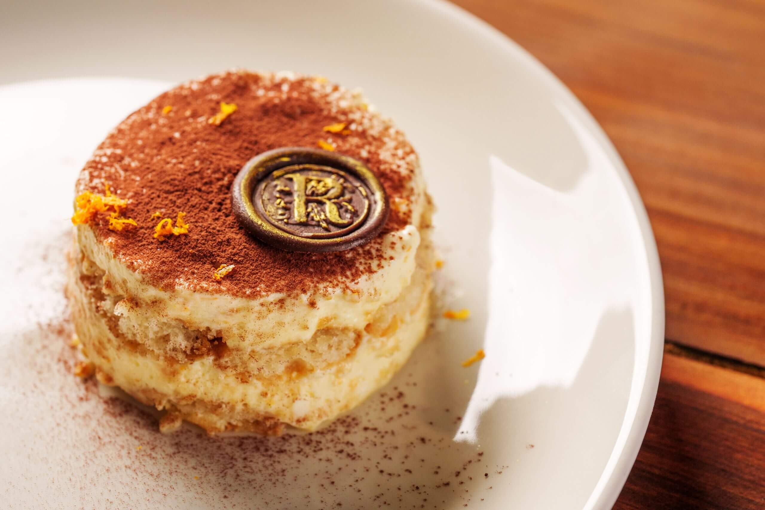 Faria Lima, o tiramisu clássico, ganha uma virada cítrica no novo menu do Rubaiyat