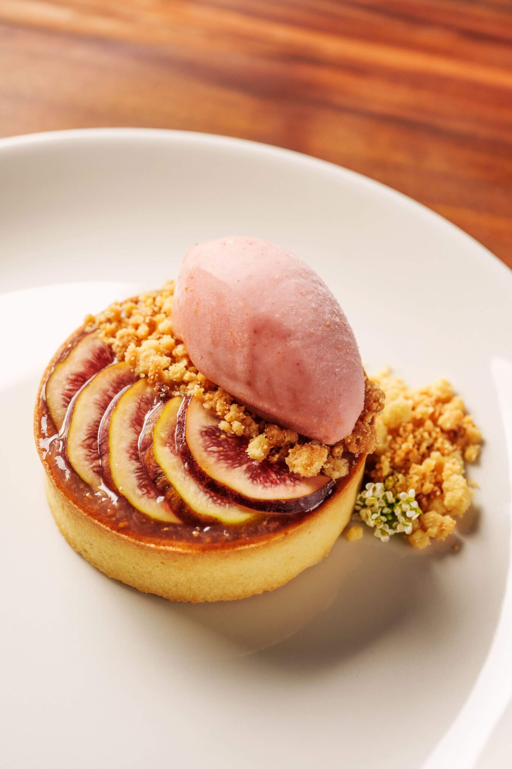 Figueira, um tartelete com creme de queijo de cabra e mel, servido com geleia e sorbet de figo